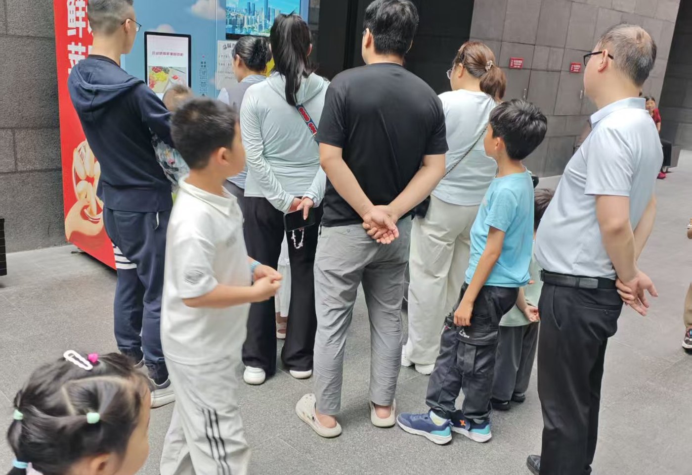 消费者在果源创享鲜切终端前体验